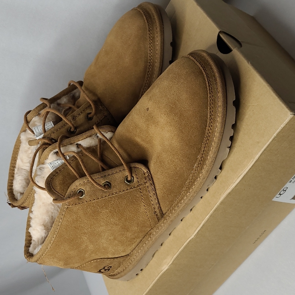UGG W Neumel Beige Size 9 Very Good Condition with Box.